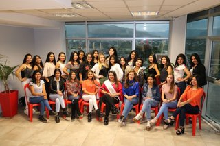Olga Aredez elige a su nueva reina estudiantil