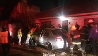 Se subió con su auto a la vereda y aplastó a un motochorro