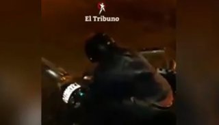 Vergonzoso: en completo estado de ebriedad, el jefe de inspectores de Tránsito de Orán, intentó conducir una moto oficial