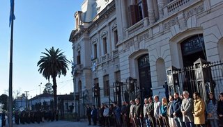 Izaron las banderas nacionales en los mástiles de "Casa de Gobierno"