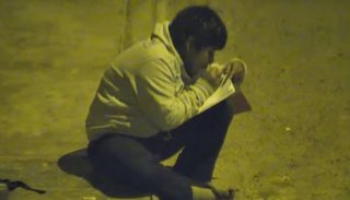 Un empresario le regalará una casa al niño que hacía las tareas escolares en la calle