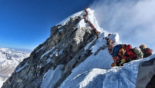 Ya son diez los muertos tras el atasco en el Everest