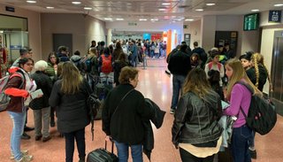 Malestar de pasajeros por largas filas en el aeropuerto Martín Miguel de Güemes