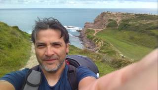 Fue solo por un viaje y terminó formando su familia en España