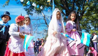 Pericón, locro y desfile en el barrio 25 de Mayo