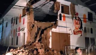 Un fuerte sismo sacudió el nordeste de Perú: derrumbes y cortes de luz