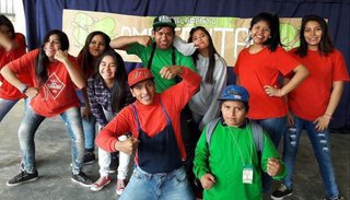 Jóvenes que contienen a otros que están tristes