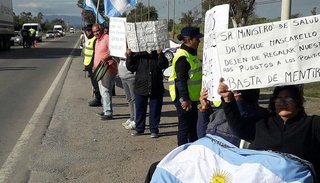 Jubiladas del hospital se encadenaron en la banquina de la ruta 34