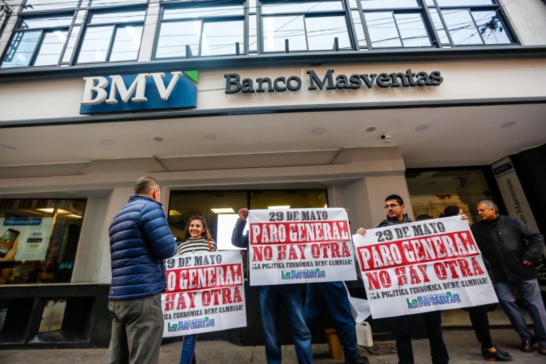 Bancarios frente a Masventas. Foto Javier Corbalán Bancarios frente a Masventas. Foto Javier Corbalán