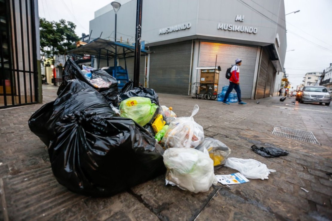 Basura en la peatonal Alberdi. Foto Javier Corbalán Basura en la peatonal Alberdi. Foto Javier Corbalán