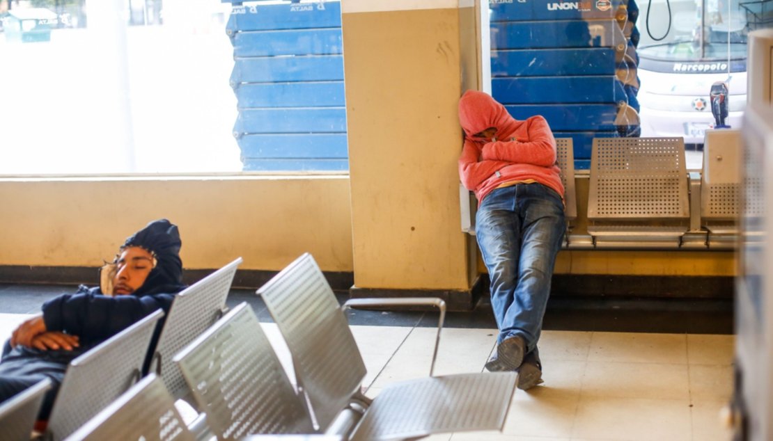 Durmiendo en la Terminal de ómnibus. Foto Javier Corbalán Durmiendo en la Terminal de ómnibus. Foto Javier Corbalán