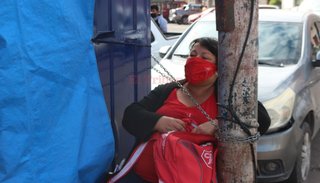Video. Mujer encadenada en las afueras del Mercado de Concentración y Abasto