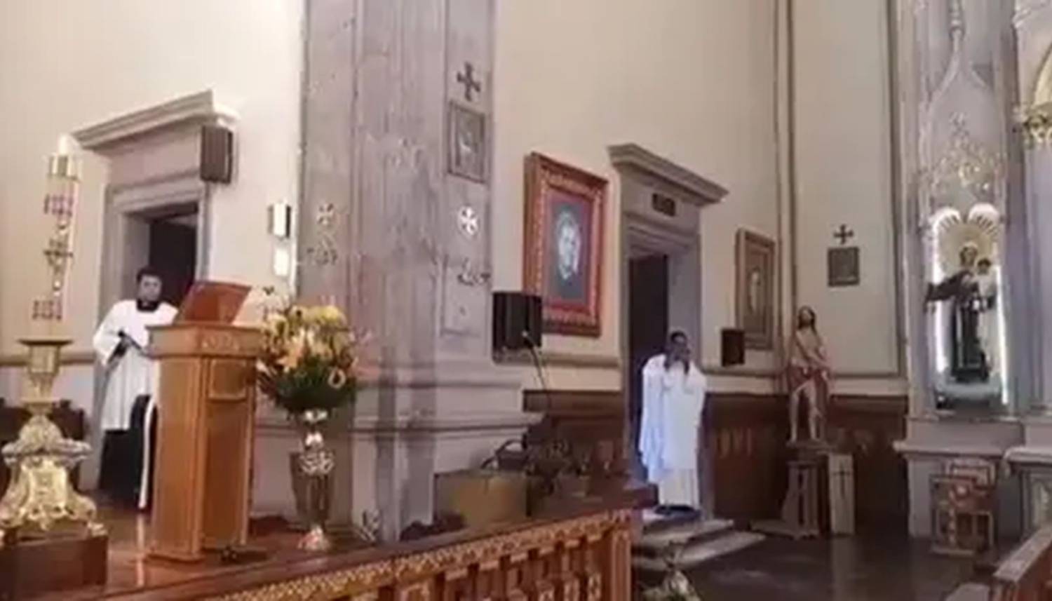Padre interrumpe misa y contesta llamada del papa Francisco — Vídeo Padre interrumpe misa y contesta llamada del papa Francisco — Vídeo