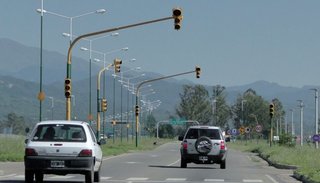 Se le empañaron los lentes y embistió a una joven