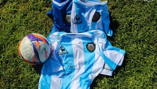 Las camisetas con las firmas del Diez, en manos de Juventud