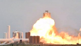 Terrible explosión de un cohete de pruebas de SpaceX antes de despegar