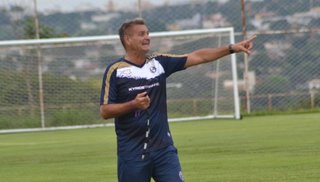 Islas desea dirigir a Independiente con Agüero