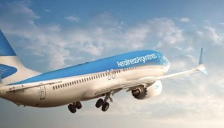 Aerolíneas Argentinas suspenderá a unos 8 mil trabajadores