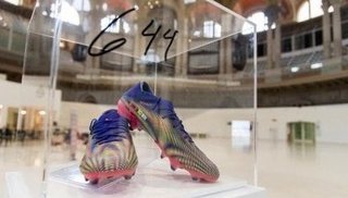 Subastaron los botines con los que Messi superó el récord de Pelé