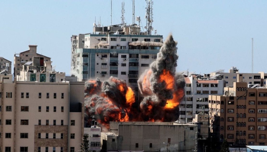 La Torre Jala (edificio más alto) que alberga medios de comunicación internacionales en la ciudad de Gaza controlada por el movimiento palestino Hamas, siendo golpeada por un ataque aéreo israelí.