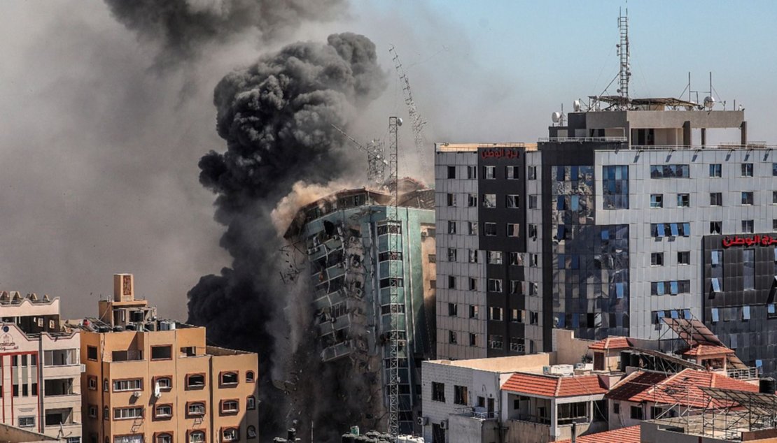 La Torre Jala (edificio más alto) que alberga medios de comunicación internacionales en la ciudad de Gaza controlada por el movimiento palestino Hamas, siendo golpeada por un ataque aéreo israelí.