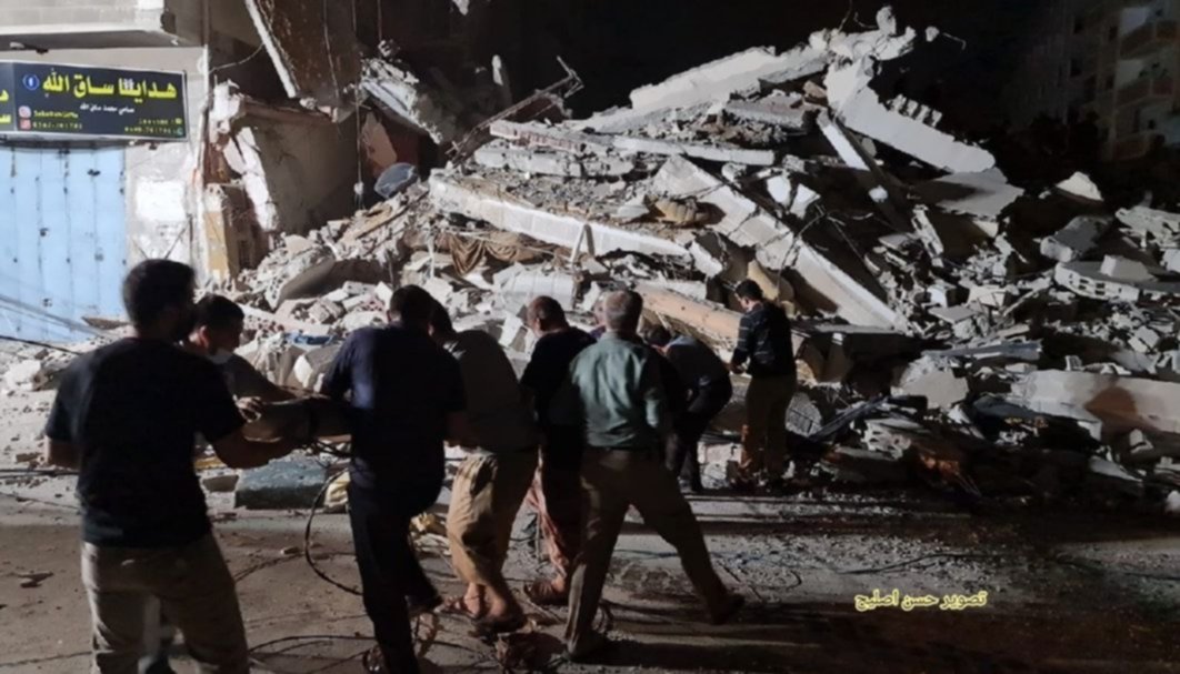 Búsqueda de los miembros de la familia Abu Alouf, bajo los escombros, tras bombardeo israelí a su hogar en Gaza. 