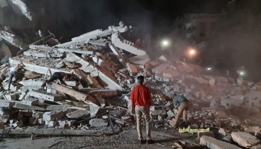 Búsqueda de los miembros de la familia Abu Alouf, bajo los escombros, tras bombardeo israelí a su hogar en Gaza. Búsqueda de los miembros de la familia Abu Alouf, bajo los escombros, tras bombardeo israelí a su hogar en Gaza.