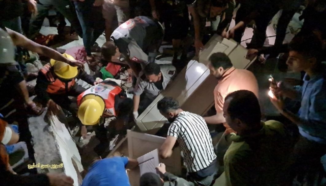 Búsqueda de los miembros de la familia Abu Alouf, bajo los escombros, tras bombardeo israelí a su hogar en Gaza. Búsqueda de los miembros de la familia Abu Alouf, bajo los escombros, tras bombardeo israelí a su hogar en Gaza.