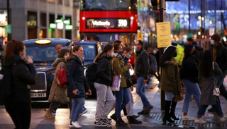 Inglaterra reduce restricciones pese al avance de la variante india