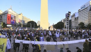 Hubo marchas en todo el país contra el confinamiento