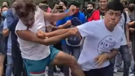 VIDEO. Profesor y alumno a las piñas en México