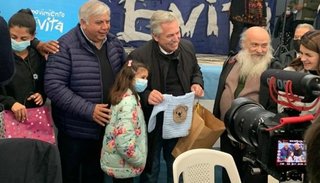 El Presidente compartió un locro con trabajadores y pidió "estar unidos"