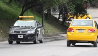 Se bajó de un taxi sin pagar, se escondió en una vivienda y fue detenido
