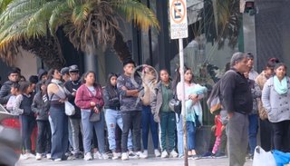 Tres cuadras de fila en el Correo Argentino para el cobro de las becas Progresar