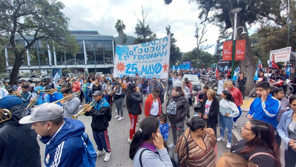 Protesta piquetera y fila eterna por el Progresar- Protesta piquetera y fila eterna por el Progresar
