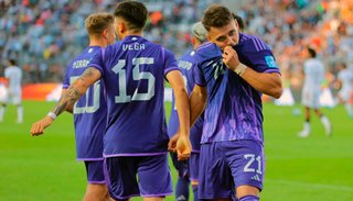 Por cábala, la Argentina cerró el grupo con la camiseta violeta