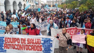 VIDEO. Masiva marcha de docentes y personal de salud autoconvocados por el centro de Salta