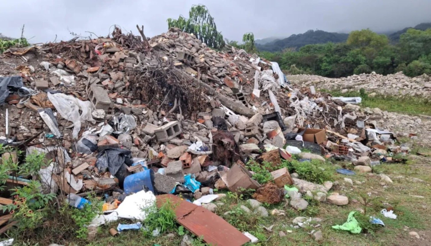 Grave denuncia ambiental en Salta: usaban un terreno como basural al borde del río Vaqueros