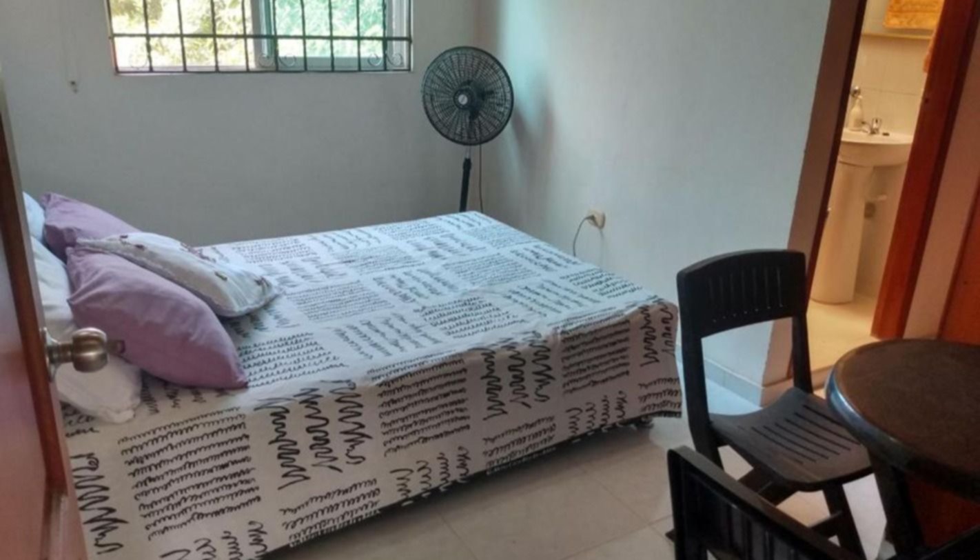 Alojó a un periodista y exigió como pago sexo