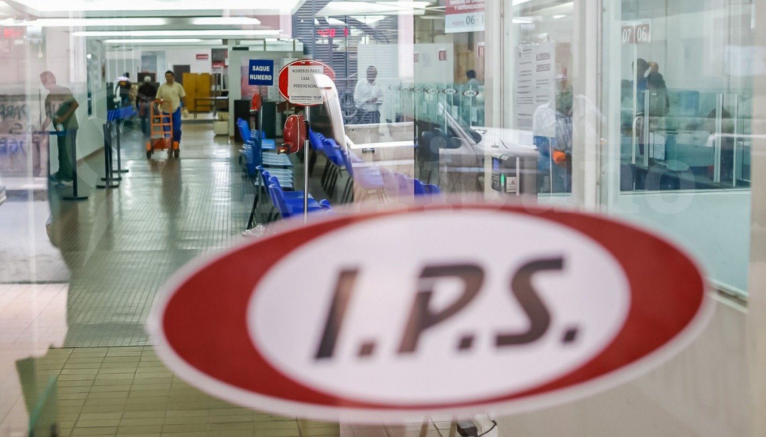 Senadores revisan el proyecto que excluye a jubilados del IPS