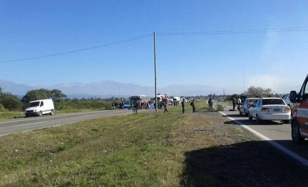 Excombatientes de Malvinas cortan ruta 66 | altura puente Los Alisos, Estado