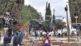 El Ministerio de Educación de Jujuy repudió la "crucifixión" de un niño durante un acto por la paz mundial