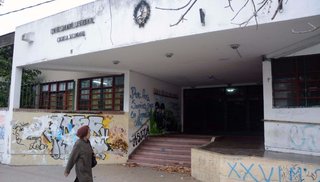 La denuncian por obligar a los alumnos a arrodillarse al pedir permiso para ir al baño