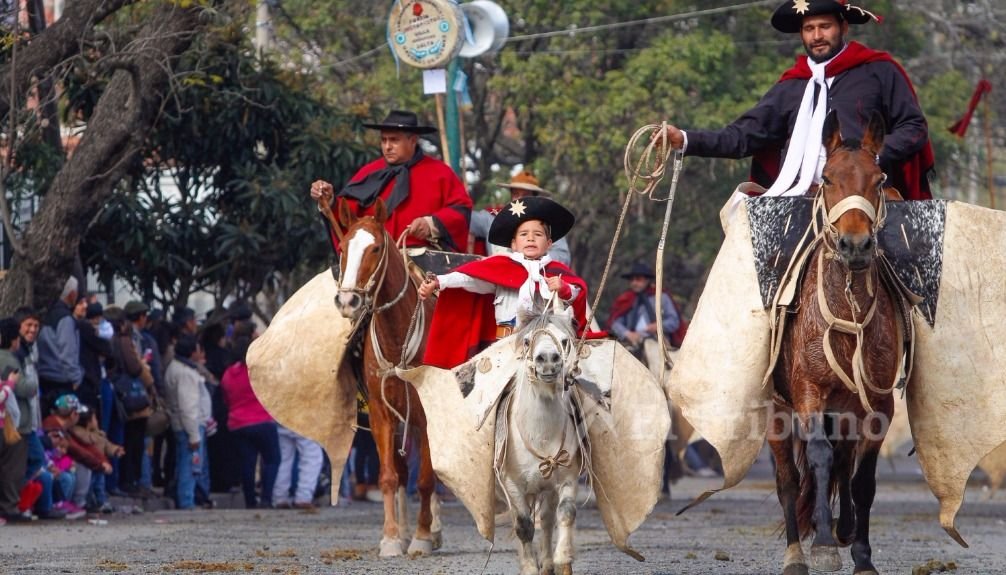 HÉROE NACIONAL | Desfile por los 196 años de la muerte de Güemes. Foto: Jan Touzeau HÉROE NACIONAL | Desfile por los 196 años de la muerte de Güemes. Foto: Jan Touzeau