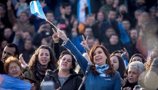Cristina, pese a todo, sigue en el centro