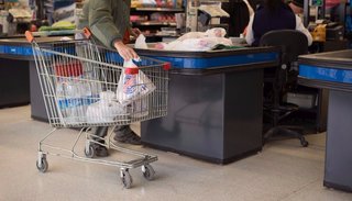 Los supermercados deberán entregar bolsas reciclables de manera gratuita