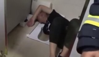 VÍDEO. Quedó atascado tras intentar sacar el celular del inodoro
