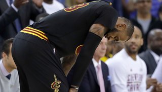Los 51 puntos de LeBron James no le alcanzaron a Cleveland para vencer a los Warriors