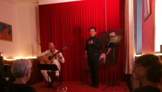Entre guitarra y voz