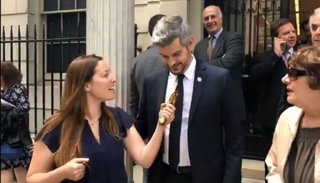 VIDEO: Marcos Peña recibió una banana como premio al "Gorila del año"